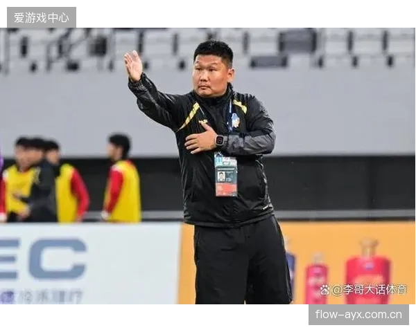 升班马重庆铜梁龙高居次席，主帅刘建业务实防守体系超预期发挥。